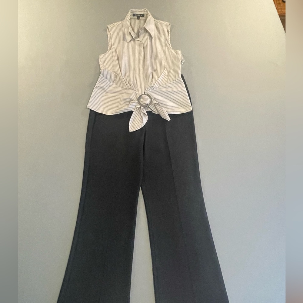 Sleek pantsuit for today. Fitting yet generous in fit.